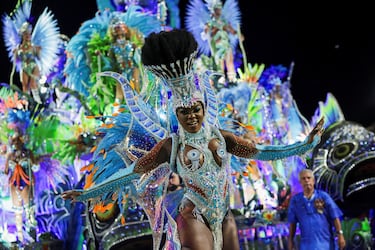 Juerguistas de la escuela de samba Unidos da Tijuca actúan en el Sambódromo durante el Carnaval en Río de Janeiro.
