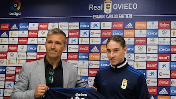 GRAF5223. OVIEDO, 26/07/2022.- El centrocampista mexicano Marcelo Flores (d) junto al director deportivo de la entidad, Tito Blanco (i) durante su presentación este lunes como nuevo jugador del Real Oviedo. EFE/Paco Paredes
