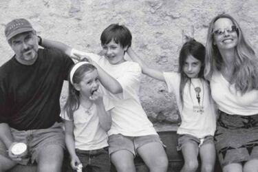 Eve posa a lado de su padre junto a su familia.