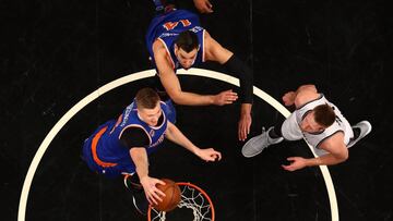 Kristaps Porzingis anota ante la mirada de su compa&ntilde;ero Willy Hernang&oacute;mez.