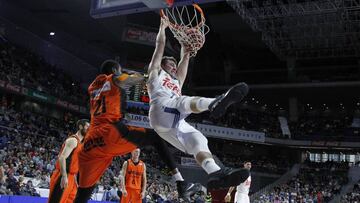 Luka Doncic machaca el aro del Fuenlabrada.