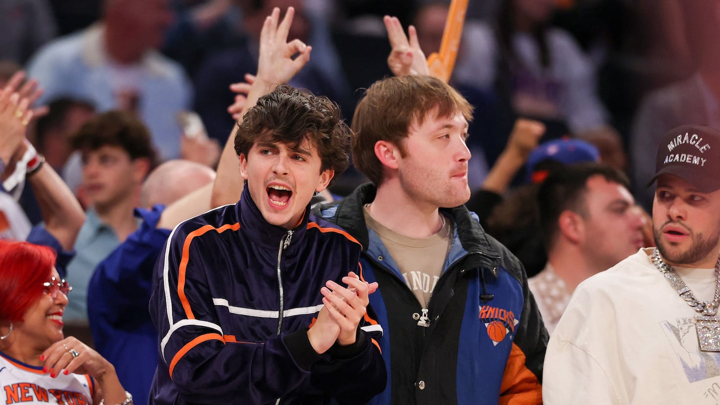 ¡Estrellas en la cancha! Chalamet y Bad Bunny electrifican el Juego 6 Knicks vs. Celtics en el Madison Square Garden