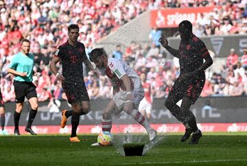 Los jugadores del Colonia-Bayern de Múnich de la Bundesliga terminaron totalmente empapados por un contratiempo imprevisto. No, no fue precisamente lluvia lo que interrumpió el desarrollo normal del juego, sino el sistema de riego automático del césped, que se disparó en mitad del partido, cuando nadie lo esperaba.