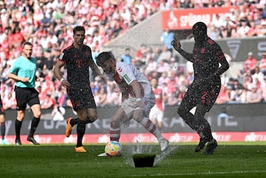 Los jugadores del Colonia-Bayern de Múnich de la Bundesliga terminaron totalmente empapados por un contratiempo imprevisto. No, no fue precisamente lluvia lo que interrumpió el desarrollo normal del juego, sino el sistema de riego automático del césped, que se disparó en mitad del partido, cuando nadie lo esperaba.