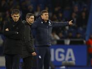 Ion Ansotegi, entrenador de la Real Sociedad B, en el fondo de la imagen.