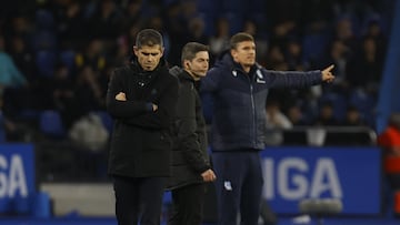 Ion Ansotegi, entrenador de la Real Sociedad B, en el fondo de la imagen.