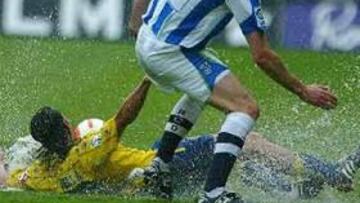 <b>ES CÁDIZ...</b> Aunque no lo parezca, el encuentro se jugó sobre un manto de agua que convirtió al Carranza en una piscina.