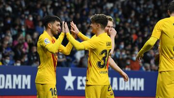 Pedri y Gavi, jugadores del FC Barcelona, celebran el primer gol marcado ante el RCD Espanyol en LaLiga Santander.