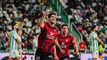 Carlos Fernández celebra uno de los tantos conseguidos ante el Córdoba.