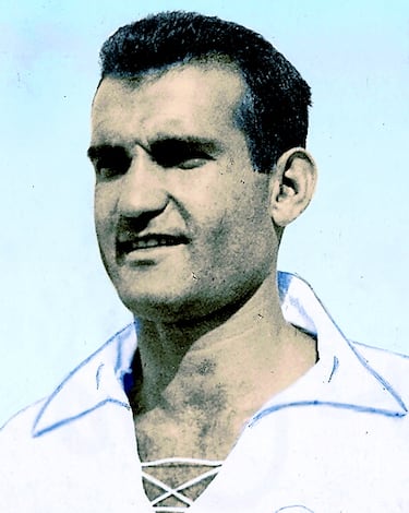 Futbolista canario de los años 40, pasó por siete equipos en nueve temporadas en Primera: Castellón, Deportivo de la Coruña, Real Madrid, Valencia, Las Palmas, Real Zaragoza y Málaga.