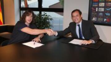 Puyol, en la firma con Sandro Rosell.