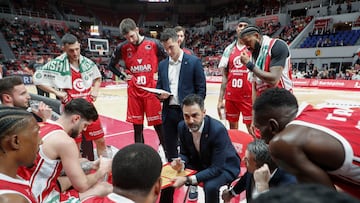 Jesús Ramírez da instrucciones a sus jugadores durante el partido de Liga Endesa que disputaron el Surne Bilbao y el Casademont Zaragoza.