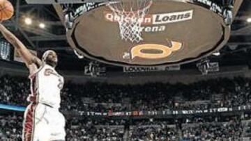 <b>NO HAY QUIEN LE PARE. </b>LeBron James volvió a ser la gran estrella de los Cleveland Cavaliers en el segundo partido contra los Nets.