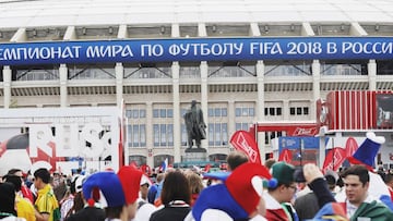 Moscow (Russian Federation), 14/06/2018.- The Lenin statue outisde the Luzhniki stadium as fans arrive for the FIFA World Cup 2018 group A preliminary round soccer match between Russia and Saudi Arabia in Moscow, Russia, 14 June 2018. (Mundial de F&uacute