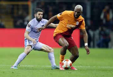 Jordi Alba y Ryan Babel.