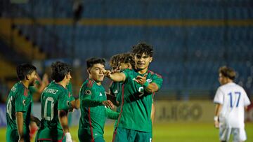AME4422. CIUDAD DE GUATEMALA (GUATEMALA), 13/02/2023.- Stephano Carrillo (d) de México celebra hoy con sus compañeros tras anotar contra Guatemala, durante un partido por el Campeonato Sub-17 de Concacaf clasificatorio para la Copa Mundial de Fútbol Sub-17 Perú 2023, en Ciudad de Guatemala (Guatemala). EFE/ Esteban Biba