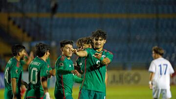 AME4422. CIUDAD DE GUATEMALA (GUATEMALA), 13/02/2023.- Stephano Carrillo (d) de México celebra hoy con sus compañeros tras anotar contra Guatemala, durante un partido por el Campeonato Sub-17 de Concacaf clasificatorio para la Copa Mundial de Fútbol Sub-17 Perú 2023, en Ciudad de Guatemala (Guatemala). EFE/ Esteban Biba
