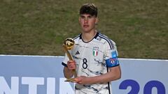 Cesare Casadei, con el Balón de Oro.