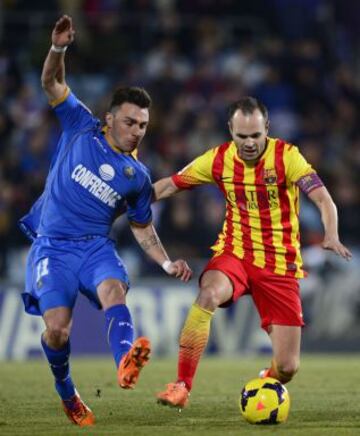 Andres Iniesta y Adrian Colunga durante el partido de la decimoséptima jornada de la liga en Primera División que se disputa esta tarde en el Coliseo Alfonso Pérez.