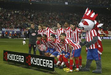 El once inicial del Atlético de Madrid: De Gea, Forlán, Domínguez, Tiago, Perea, Ujfalusi, Agüero, Assunçao, Antonio López, Reyes y Simao. 