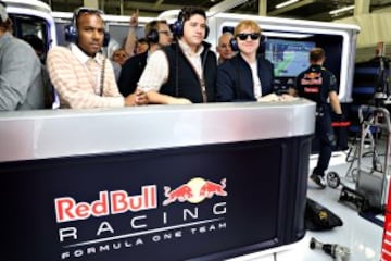 El actor Rupert Grint en el garaje de Red Bull.