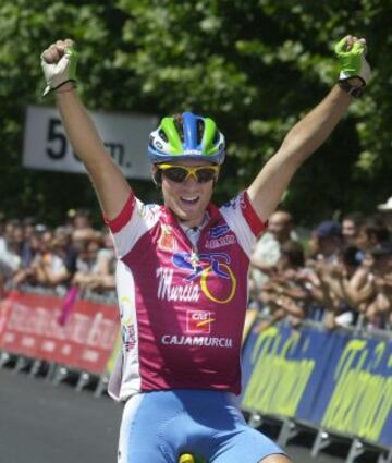 El murciano Alejandro Valverde nació en Las Lumbreras (Murcia) el 25 de abril de 1980 y deslumbraba desde juveniles. Entre los 11 y 13 años, habría ganado más de 50 carreras consecutivas, ganándose el apodo de 'El Imbatido'. En la categoría sub23, en el equipo amateur del Kelme ganó la Copa de España y fue tercero en los Juegos Mediterráneos de ciclismo en ruta.