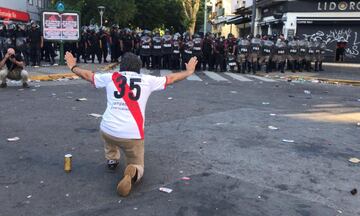 La CONMEBOL decidió aplazar un día la final después del apedreamiento del bus de Boca por parte de los hinchas de River.