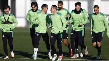 Los jugadores del Betis, en la sesión de hoy.