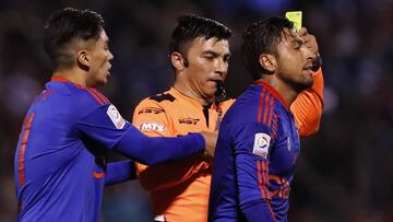 Futbol, Universidad Catolica vs Universidad de Chile.
 Copa Chile 2016.
 El arbitro Patricio Polic muestra tarjeta roja al jugador de Universidad de Chile Gonzalo Jara, derecha,durante el partido de ida de los cuartos de final de la Copa Chile disputado e