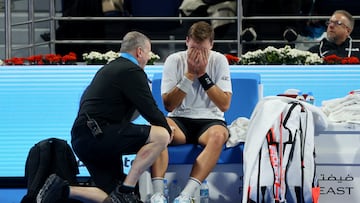 Tennis - Qatar Open - Khalifa International Tennis and Squash Complex, Doha, Qatar - February 18, 2025 Serbia's Hamad Medjedovic receives medical attention after sustaining an injury during his round of 32 match against Greece's Stefanos Tsitsipas REUTERS/Ibraheem Al Omari
