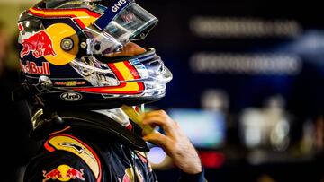 Carlos Sainz en el box de Toro Rosso durante el GP de Abu Dhabi.