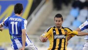 <b>SIN OPCIONES. </b>Sergio García, el jugador más destacado del Real Zaragoza ayer, estuvo marcado muy de cerca por la defensa rival.