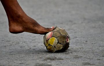 También es común ver a niños sin zapatillas o con calzado no adecuado para la práctica deportiva  'gambeteando' por las calles de las ciudades de Cuba. 