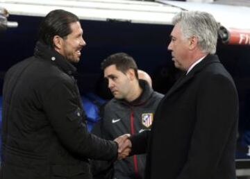 Simeone y Ancelotti se saludan.