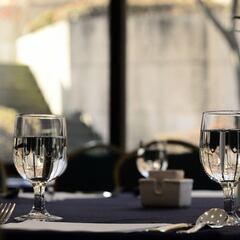 ¿Me pueden cobrar por el agua del grifo en un restaurante o es gratuita?