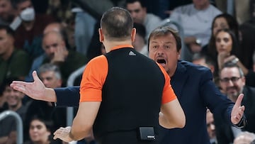 El entrenador del Panathinaikos, el turco Ergin Ataman, protesta una decisión arbitral durante el partido de la jornada 21 de la EuroLiga del equipo griego en Barcelona.