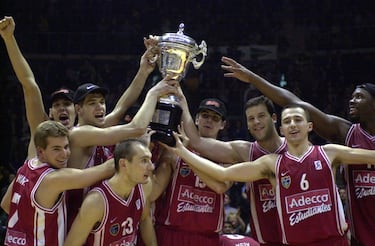 Antes de ser una leyenda del Real Madrid, Felipe Reyes se formó en la cantera del Estudiantes. Allí se dio a conocer en lo que fueron los años dorados del club telefónico, hoy descendido a la LEB Oro y muy lejos de tiempos pasados que fueron mejores. El club madrileño se impuso al Pamesa Valencia en el 2000, en la final de la Copa del Rey, por 73-63, y ganó el último título de su historia. En 2004 la machada pudo ser todavía mayor, forzando al Barça al quinto partido en la final de la ACB. Un año antes, Felipe había promediado 15,6 puntos y 10 rebotes por partido; el año de la final, sus números fueron de 14,2+7,6. Su buen nivel le valió el interés del Real Madrid… en el que recaló meses después de rozar la Liga con el Estudiantes.