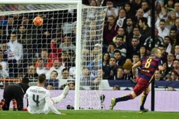 Andres Iniesta celebrando el gol 0-3 que acaba de anotar para el Barcelona