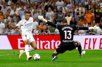 Soccer Football - LaLiga - Real Madrid v Villarreal - Santiago Bernabeu, Madrid, Spain - October 5, 2024 Real Madrid's Kylian Mbappe in action with Villarreal's Diego Conde REUTERS/Susana Vera