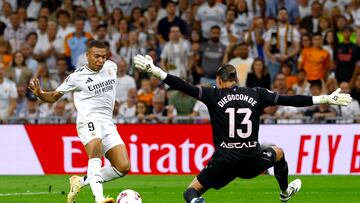 Soccer Football - LaLiga - Real Madrid v Villarreal - Santiago Bernabeu, Madrid, Spain - October 5, 2024 Real Madrid's Kylian Mbappe in action with Villarreal's Diego Conde REUTERS/Susana Vera