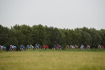 El pelotón durante la tercera etapa del Giro de Italia 2023 con 202 km de recorrido entre Vasto y Melfi.