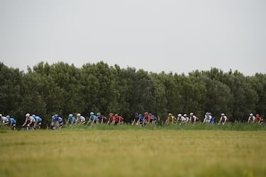 El pelotón durante la tercera etapa del Giro de Italia 2023 con 202 km de recorrido entre Vasto y Melfi.