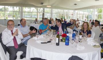 Comida en carpa de eventos del Club de Campo. 
Alfredo Relaño, Pirri, Santillana y Tomás Roncero.