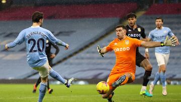 MANCHESTER, ENGLAND - JANUARY 20: Bernardo Silva of Manchester City attempts to shoot past Emiliano Martinez of Aston Villa during the Premier League match between Manchester City and Aston Villa at Etihad Stadium on January 20, 2021 in Manchester, Englan