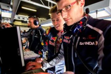 Daniil Kvyat en boxes.