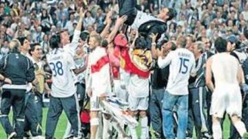 <b>MANTEO A CAPELLO AL FINAL. </b>Acabó el encuentro, el madridismo estalló de felicidad y los jugadores blancos se
fueron directos a por Capello para someterle al manteo de rigor. Diez temporadas después, el italiano volvió a volar sobre
el césped del Bernabéu, impulsado por los brazos de sus futbolistas, a los que ayer hizo campeones de Liga.