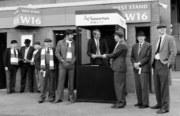 Gary Pallister, Gordon Banks, Alan Hansen, Jimmy Glass, Tony Green, Ian Callaghan, Michael Thomas y Roger Hunt posan para una divertida foto con atuendos de los años 20 durante una sesión fotográfica para Football Pools durante su 90 aniversario. 