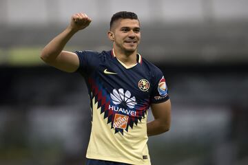 El delantero del América ha sorprendido con su buen inicio en el presente Clausura 2018. En el último partido contra Lobos BUAP marcó tres goles y en total suma cinco tantos, a uno del máximo anotador individual. Incluso se ha mencionado su nombre para la Selección Mexicana en año mundialista mientras su directiva buscaba en Europa un delantero de mayor calibre antes del cierre de fichajes.
