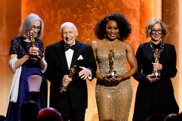 Mel Brooks nació el 28 de junio de 1926 en Brooklyn, Nueva York. Es uno de los grandes maestros de la comedia estadounidense, conocido por películas como 'Los productores', 'El jovencito Frankenstein', 'Sillas de montar calientes' y 'La loca historia del mundo'. Su estilo se caracteriza por la parodia, el humor absurdo y la sátira. También creó la serie 'Superagente 86' y ha ganado premios Oscar, Emmy, Tony y Grammy.

A sus 99 años, sigue lúcido y activo. En 2024 participó en el documental sobre Gene Wilder, recordando su amistad y colaboraciones. Aunque ha reducido sus apariciones públicas, continúa escribiendo y haciendo entrevistas ocasionales desde su residencia en Nueva York.