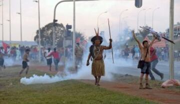 Los pueblos nativos de diferentes tribus de Brasil protestaron contra la política indígena del gobierno y de los costes de la Copa del Mundo de 2014. Los cuerpos de seguridad lanzaron gases lacrimógenos para evitar que los manifestantes se acercaran al estadio Mane Garrincha de Brasilia donde se exhibía la Copa del Mundo. 